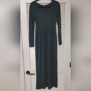 Green Scoop-Neck Long-Sleeve Pull-Over Maxi Dress With Pockets